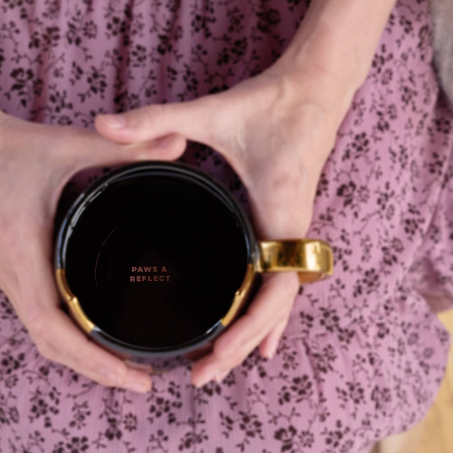 Chloe™ Ceramic Mug Cat Paws and Reflect in Black and Gold